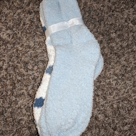 NWT! Aerosoles Fuzzy Socks (4pk) - Picture 3 of 6